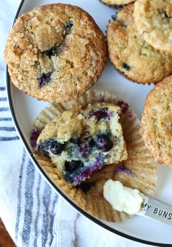 Muffins de plátano y arándanos en un plato.