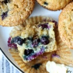 Medio muffin con el envoltorio despegado.