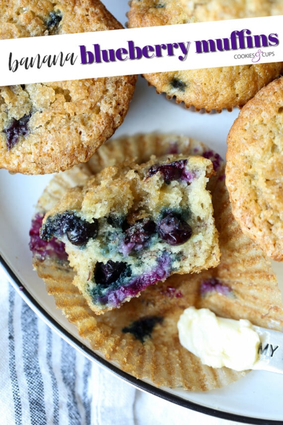 Imagen de Pinterest para muffins de plátano y arándanos.