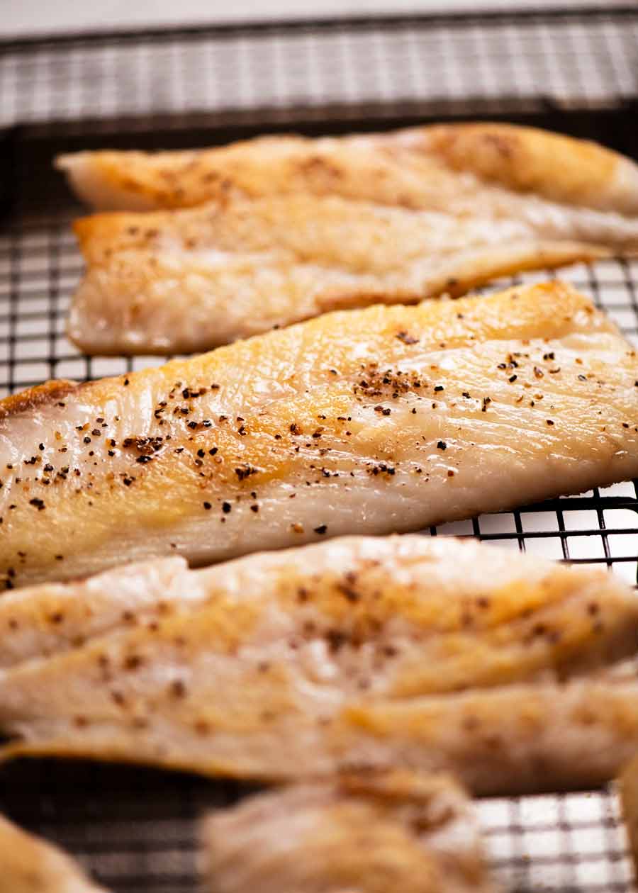 Filetes de pargo cocidos listos para ser servidos con salsa de vino blanco