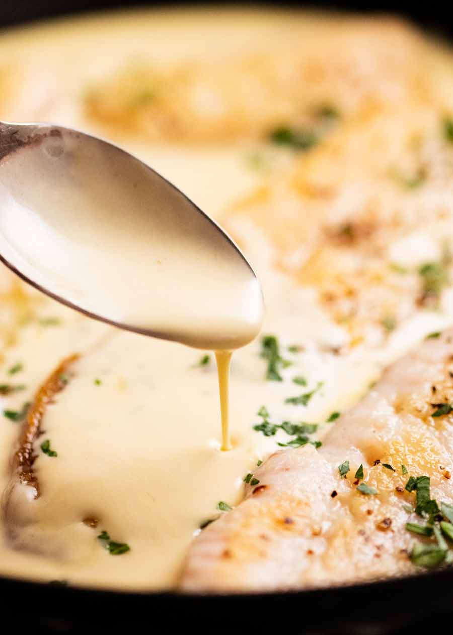 Cerca de llovizna salsa de vino blanco