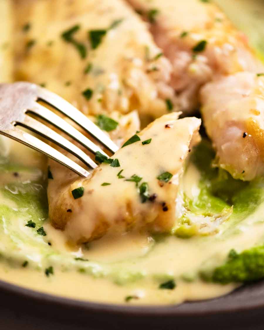 Cerca de pargo con salsa de vino blanco y puré de guisantes