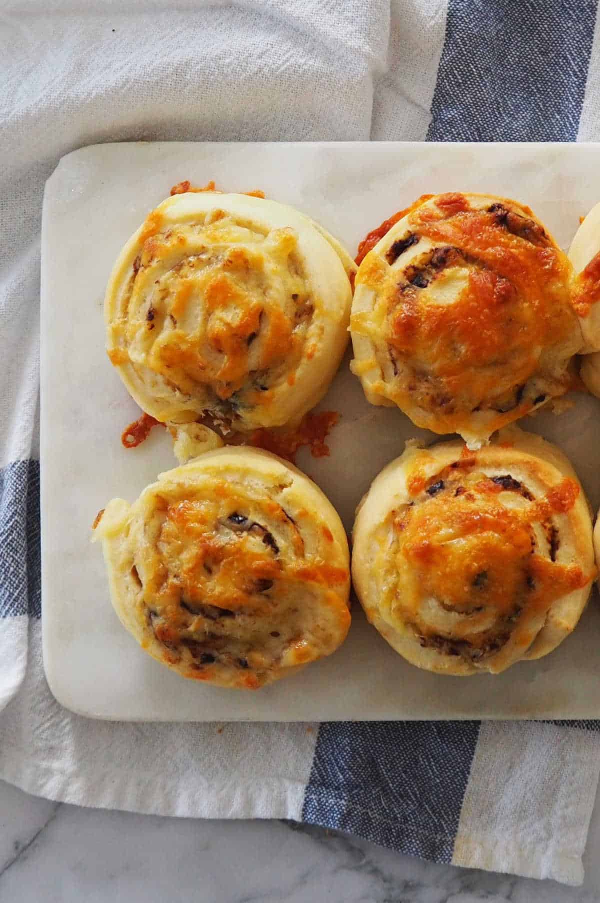 Rollos de queso y vegemite en bandeja