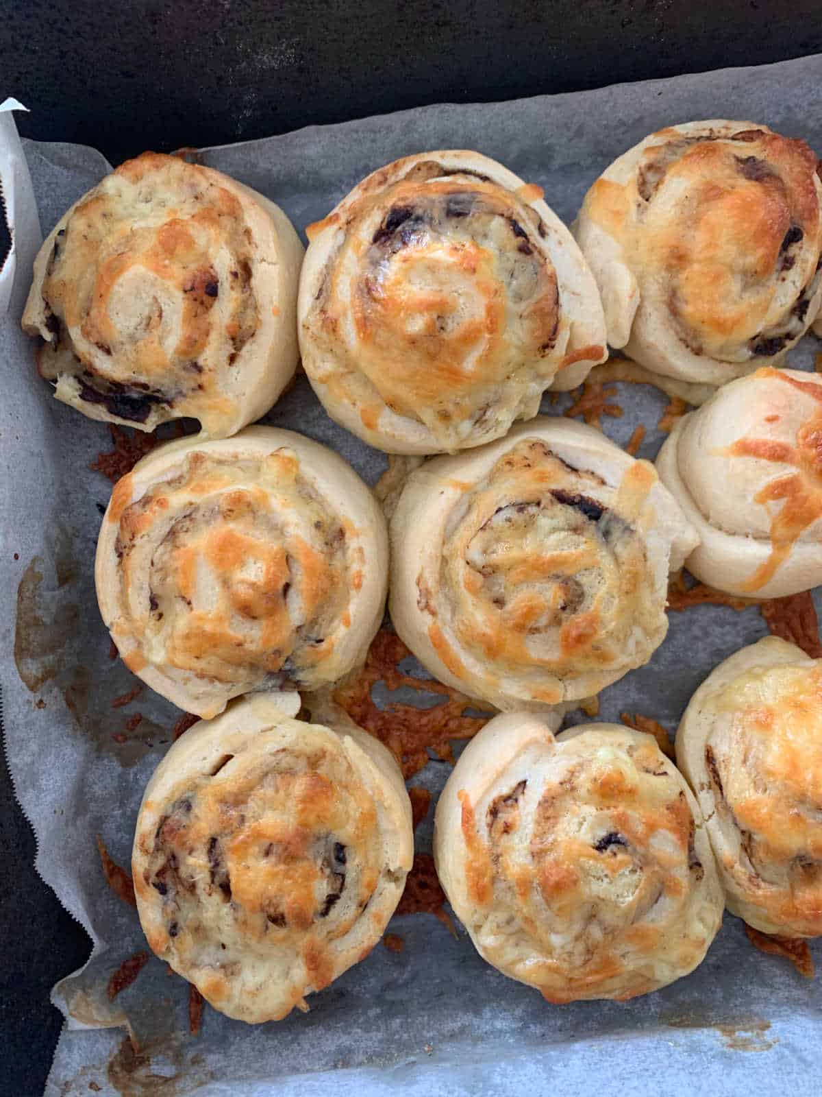 Rollos de queso y vegemite en bandeja