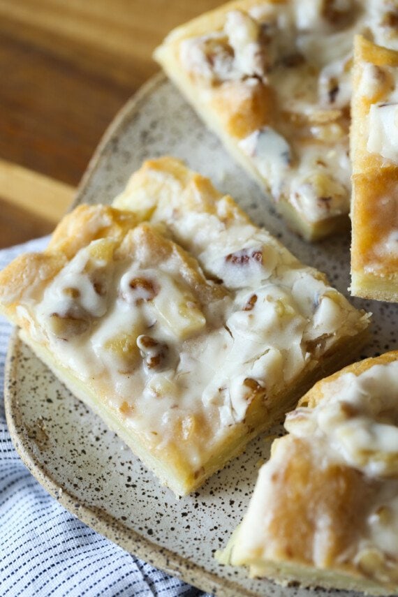Kringle danés cubierto con nueces y glaseado