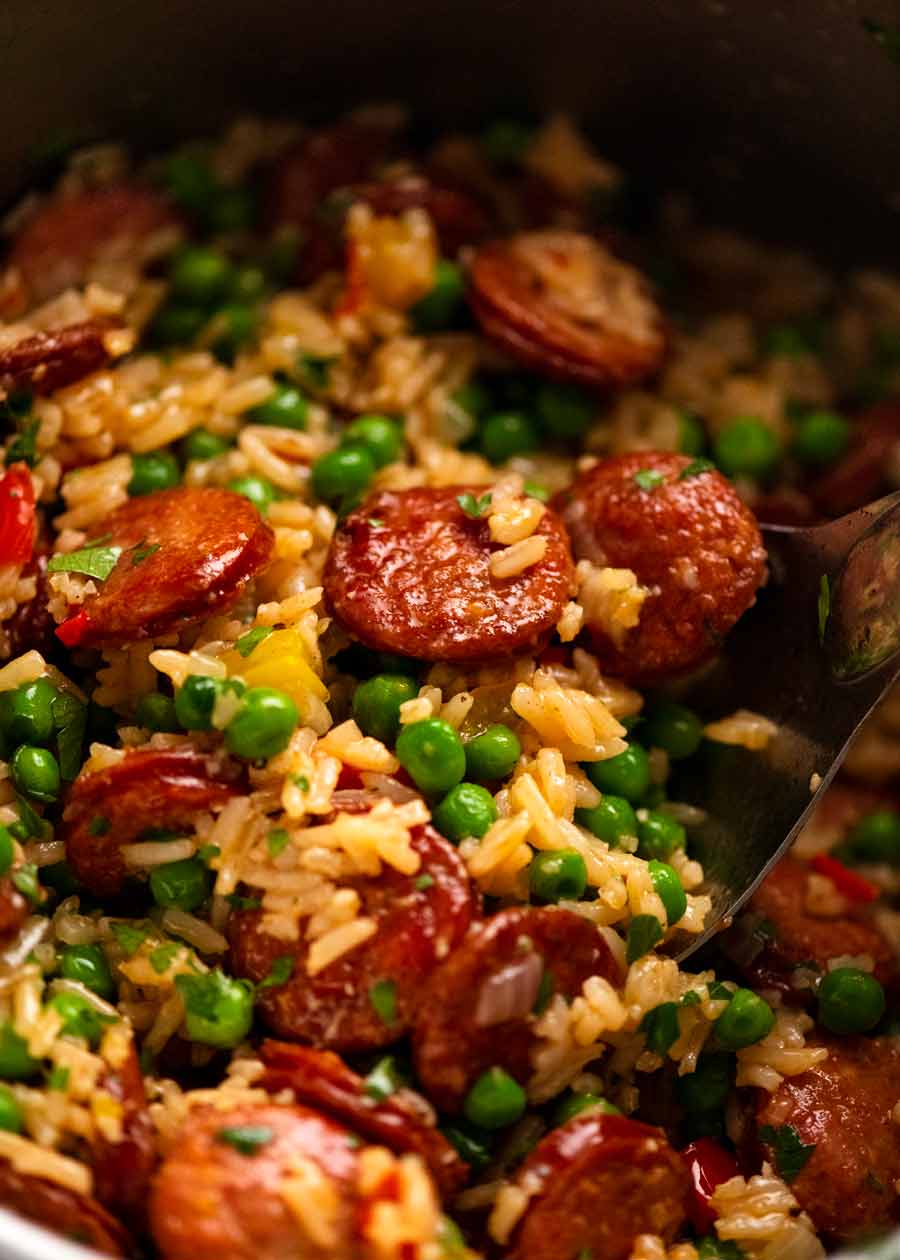 Cerca de una olla de salchicha ahumada y arroz