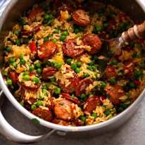 Olla recién cocida de salchicha ahumada y arroz One Pot
