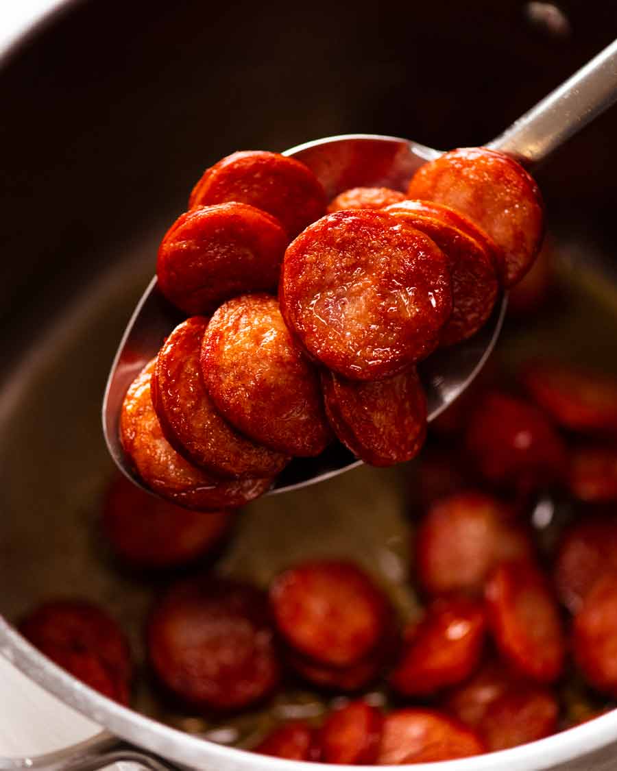 Cerca de salchichas kransky cocidas para una olla de salchicha ahumada y arroz
