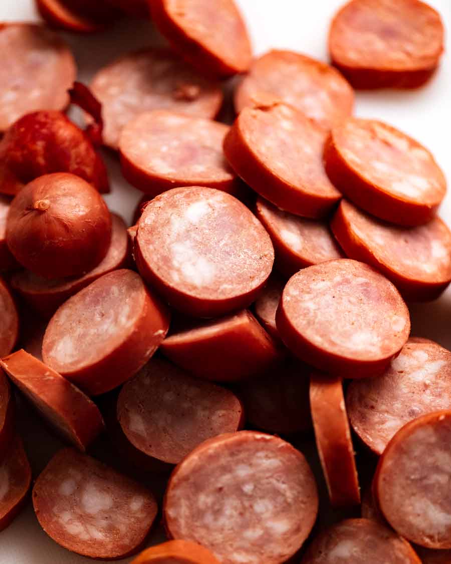 Cerca de rodajas de salchicha kransky para una olla de salchicha ahumada y arroz