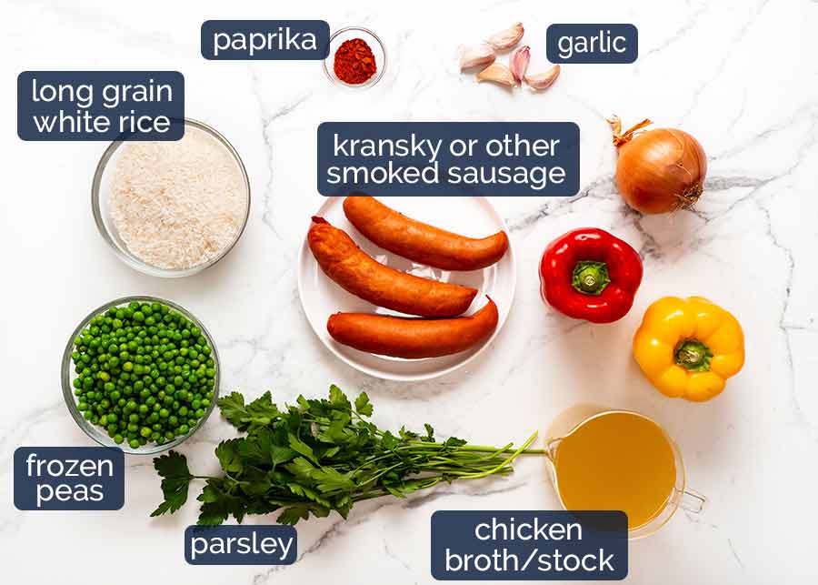 Ingredientes de arroz y salchicha ahumada en una olla