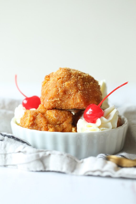 Bolas de helado frito en un bol.
