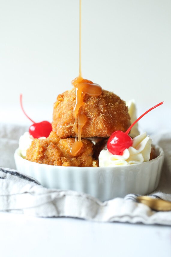 Bolas de helado recubiertas de cereales y galletas.