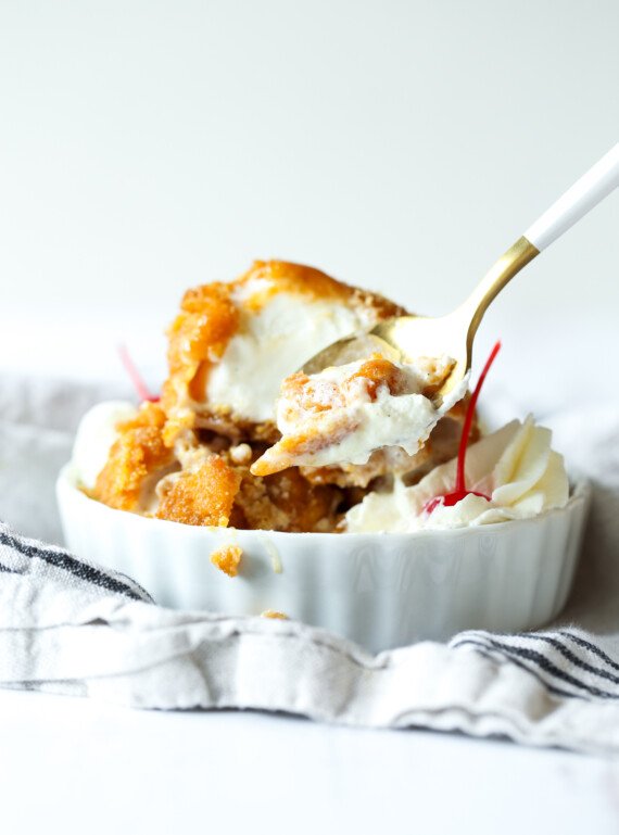 Helado de vainilla frito con nata montada y cerezas al marrasquino.