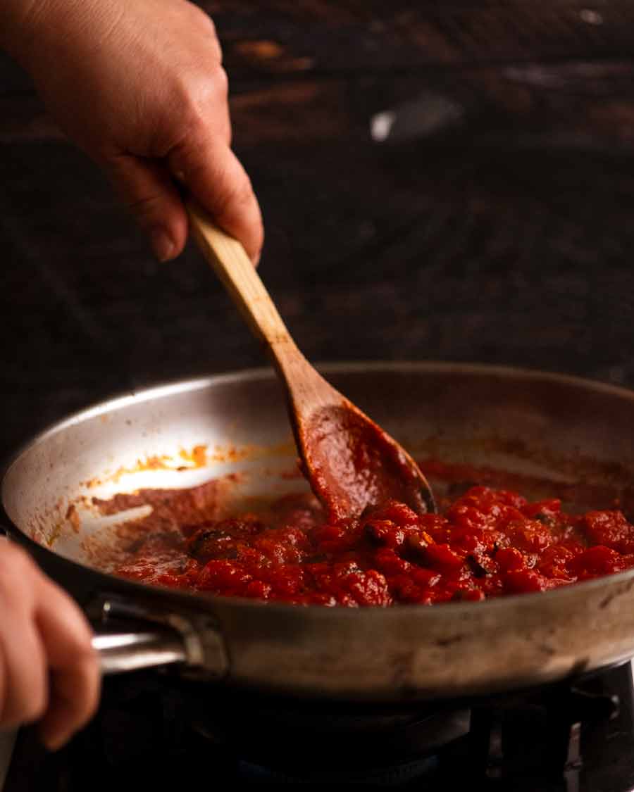 Hacer salsa de espaguetis a la puttanesca