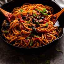 Spaghetti alla Puttanesca listos para ser servidos