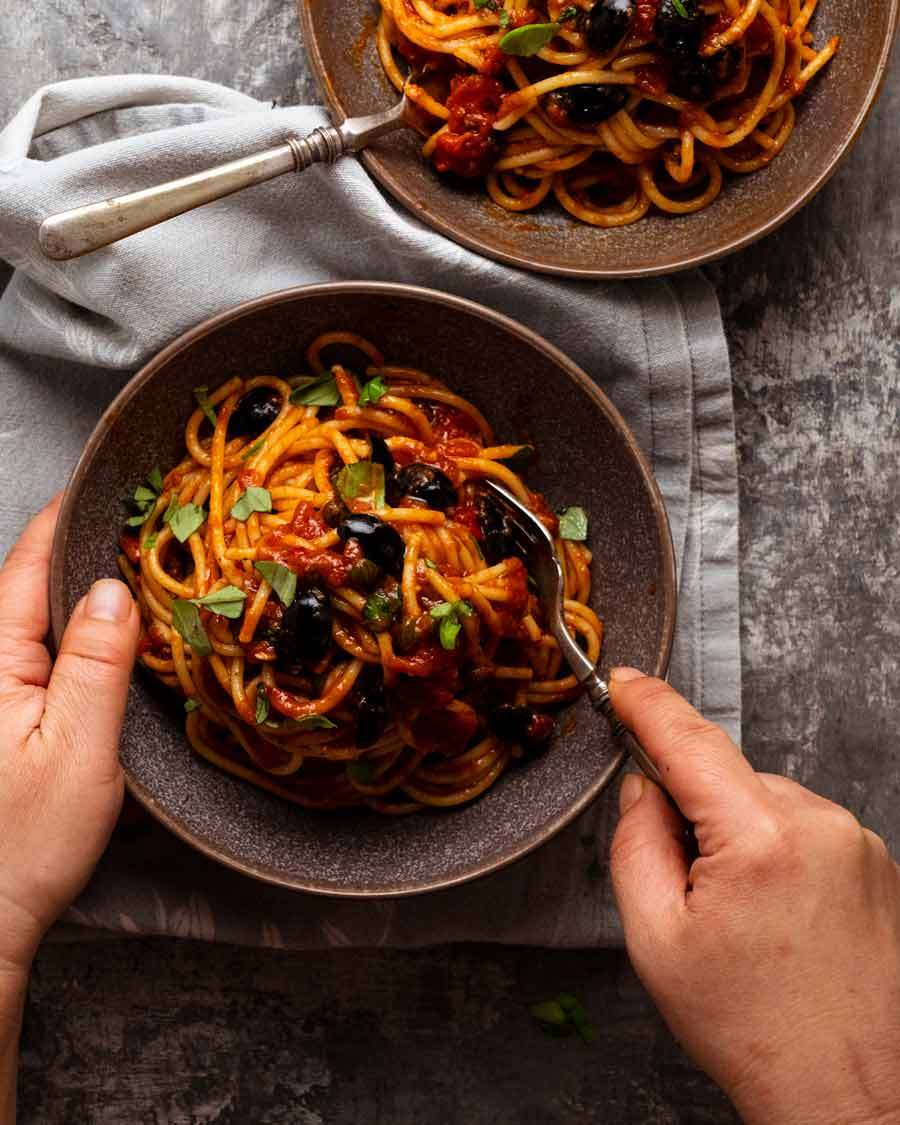 Comer espaguetis a la puttanesca