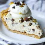Rebanada de tarta de queso cannoli en un plato
