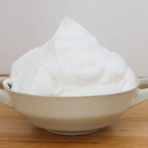 Un cuenco relleno de cremoso merengue.