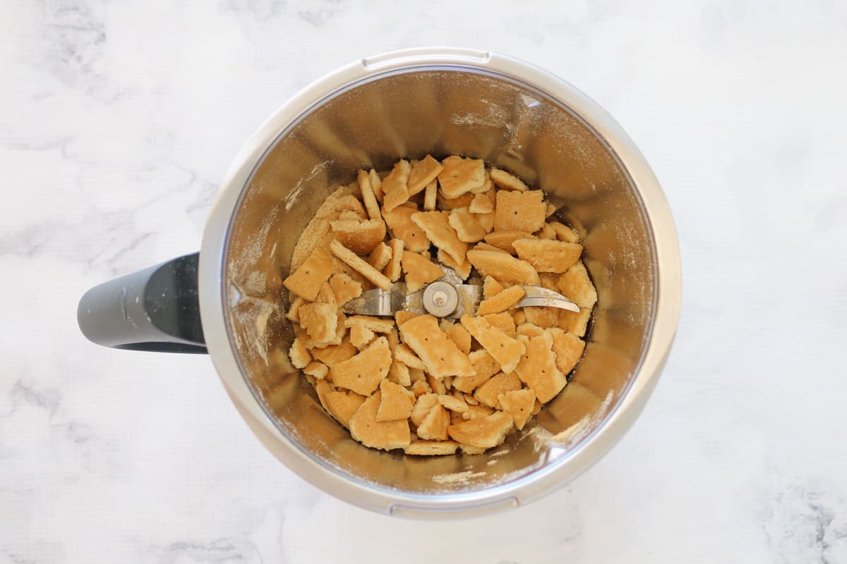 Triturar galletas en una Thermomix.
