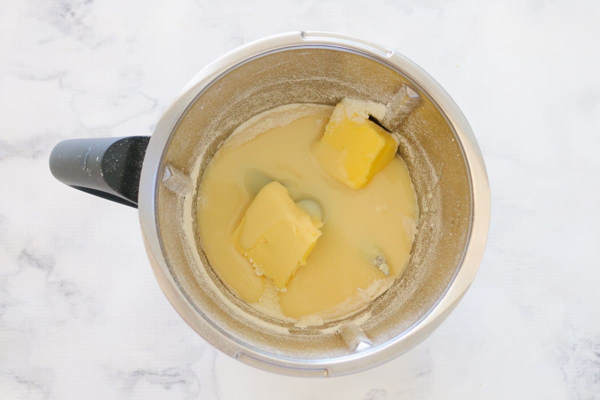 Mantequilla y leche condensada azucarada en Thermomix.