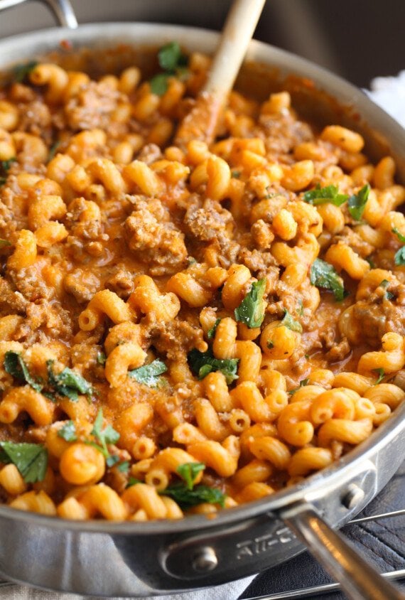 Sartén grande rellena con pasta cremosa de salchicha