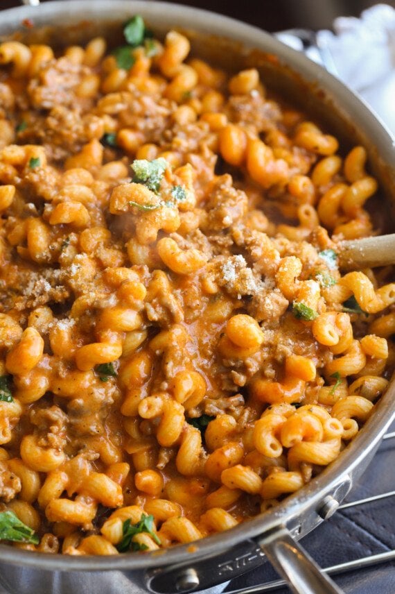 Pasta cavatappi con queso y salchicha molida.