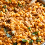 Pasta cremosa de salchicha italiana en una sartén.