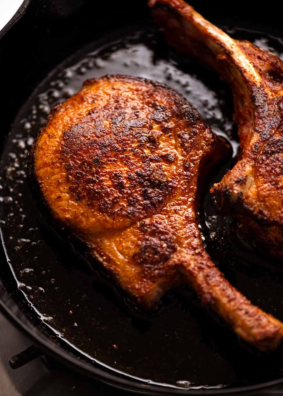 Cocinar chuletas de cerdo con salsa de cerdo