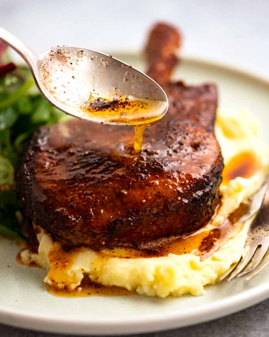 Mantequilla rociada sobre carne de cerdo cocida con salsa de carne de cerdo