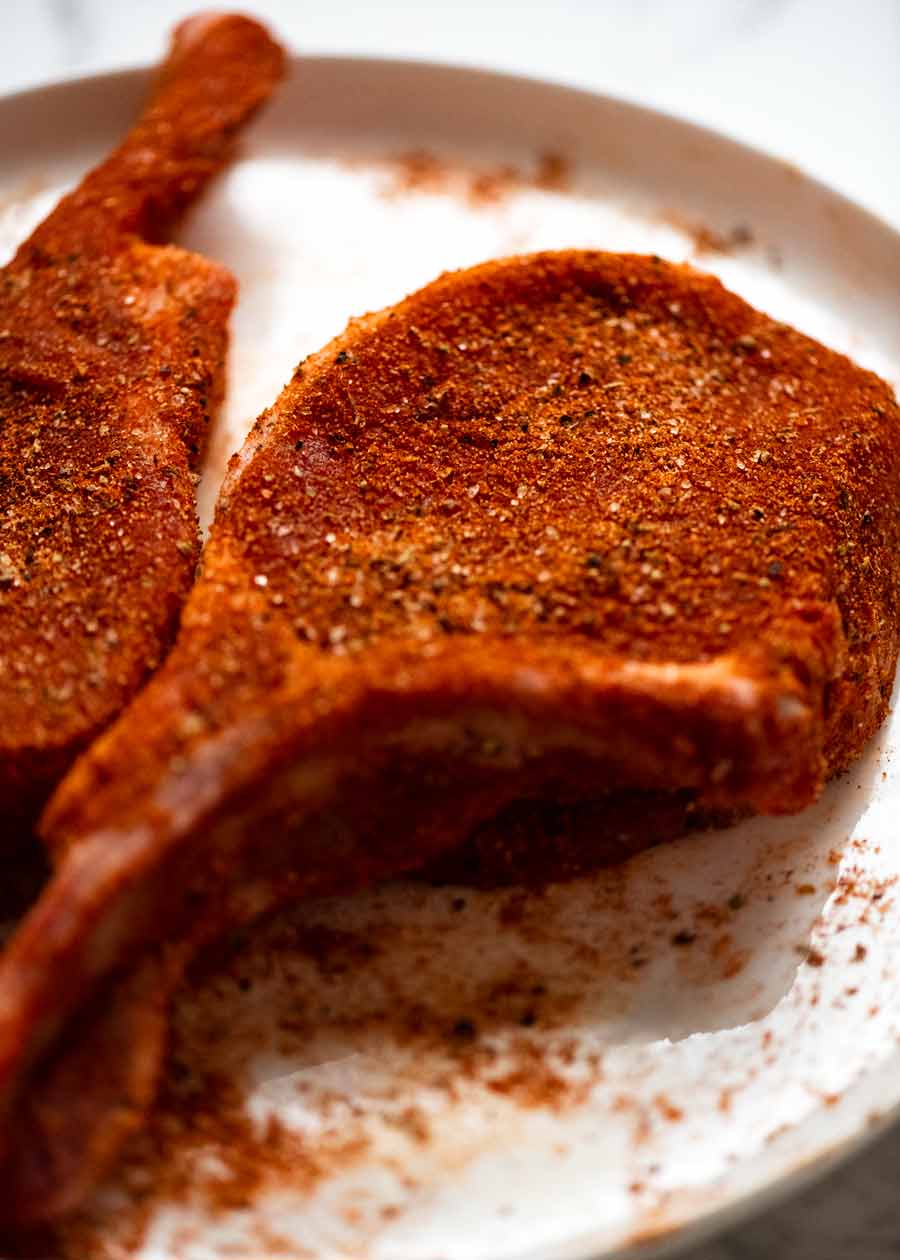 Chuleta de cerdo cruda sazonada con untar