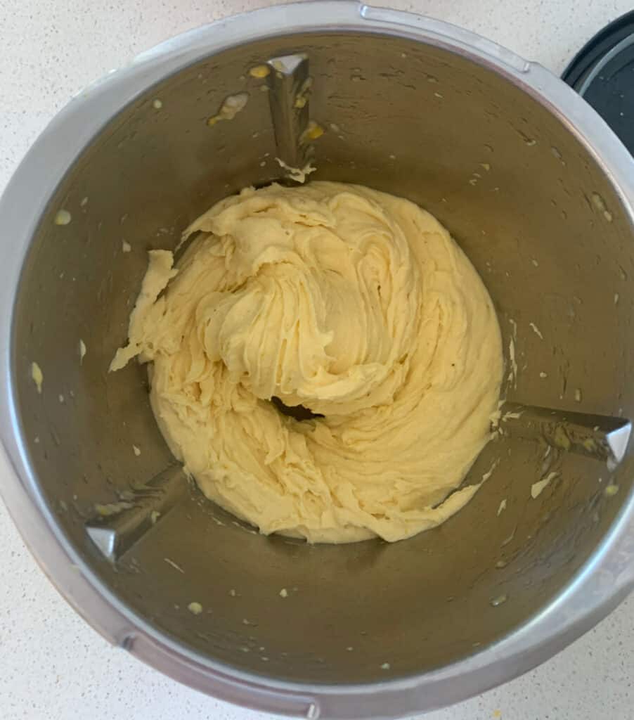 Helado de mango en recipiente Thermomix