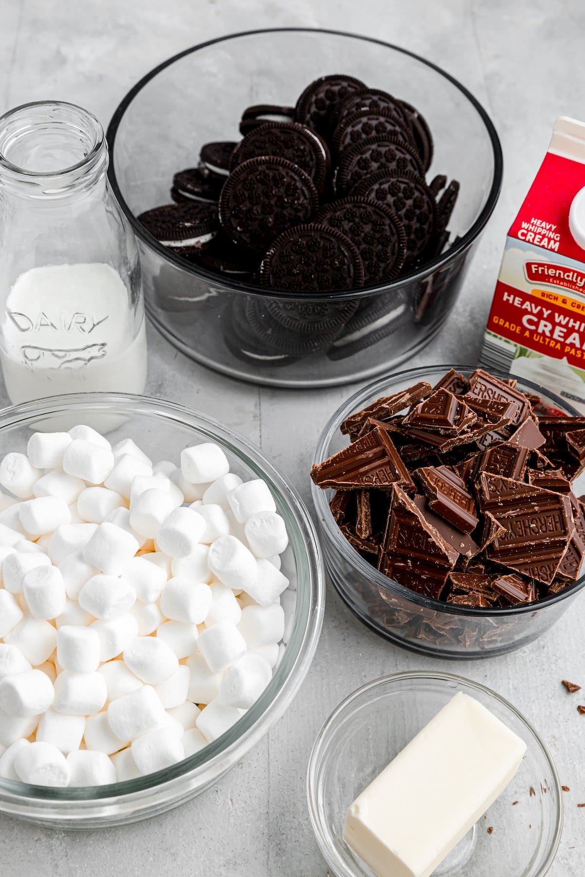 Ingredientes para tarta de chocolate con malvaviscos.