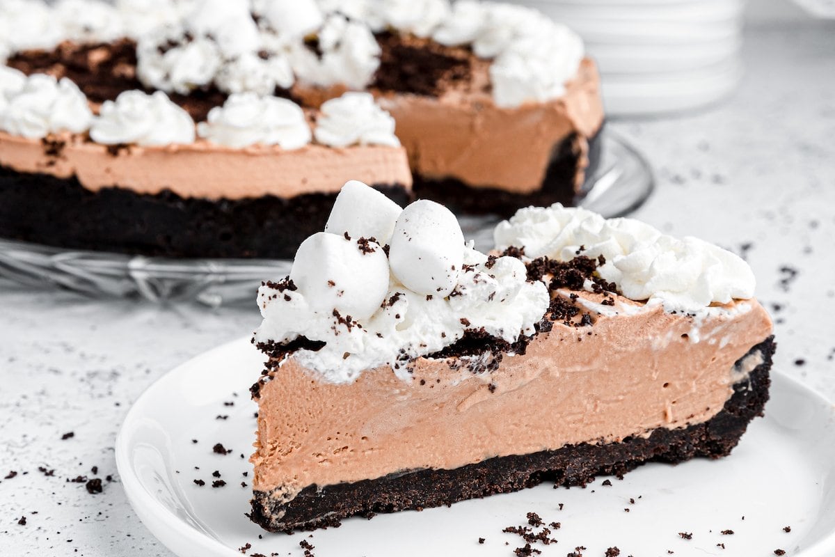 Corteza de Oreo sin hornear pastel en un plato.