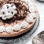 Un pastel de chocolate sin hornear con crema batida y una base de Oreo