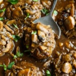 Receta fácil de filete de Salisbury en una sartén con salsa marrón, cebollas y champiñones