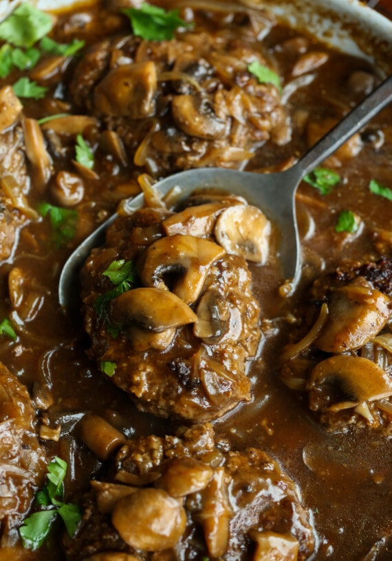 Cuchara de bistec y salsa
