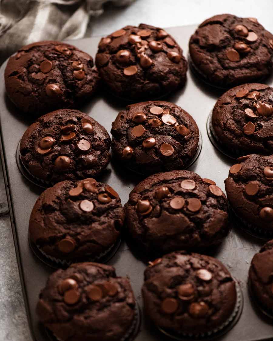 Lata de muffins de muffins de chocolate recién horneados