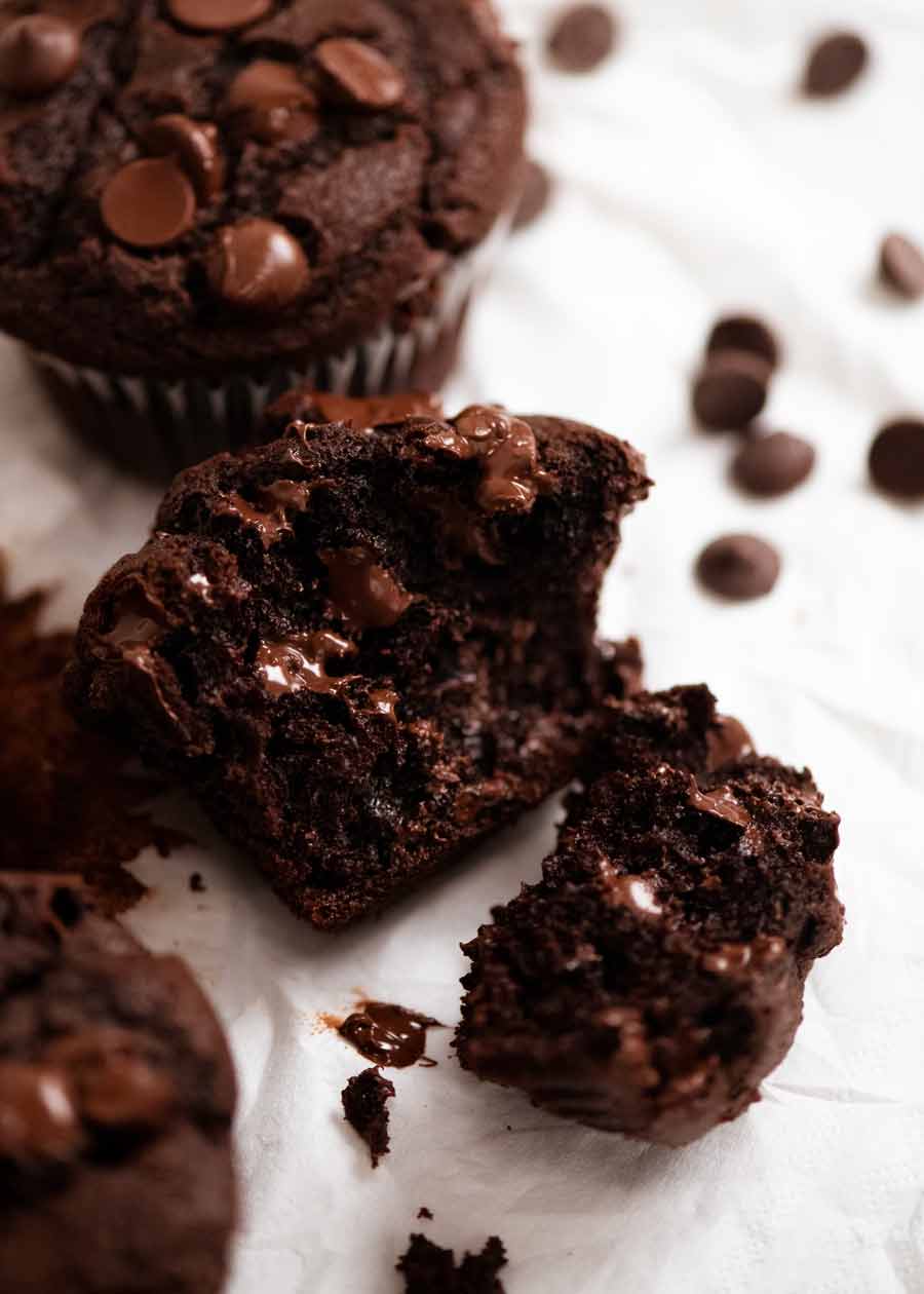 Mostrando lo húmedo que está el interior del muffin de chocolate.