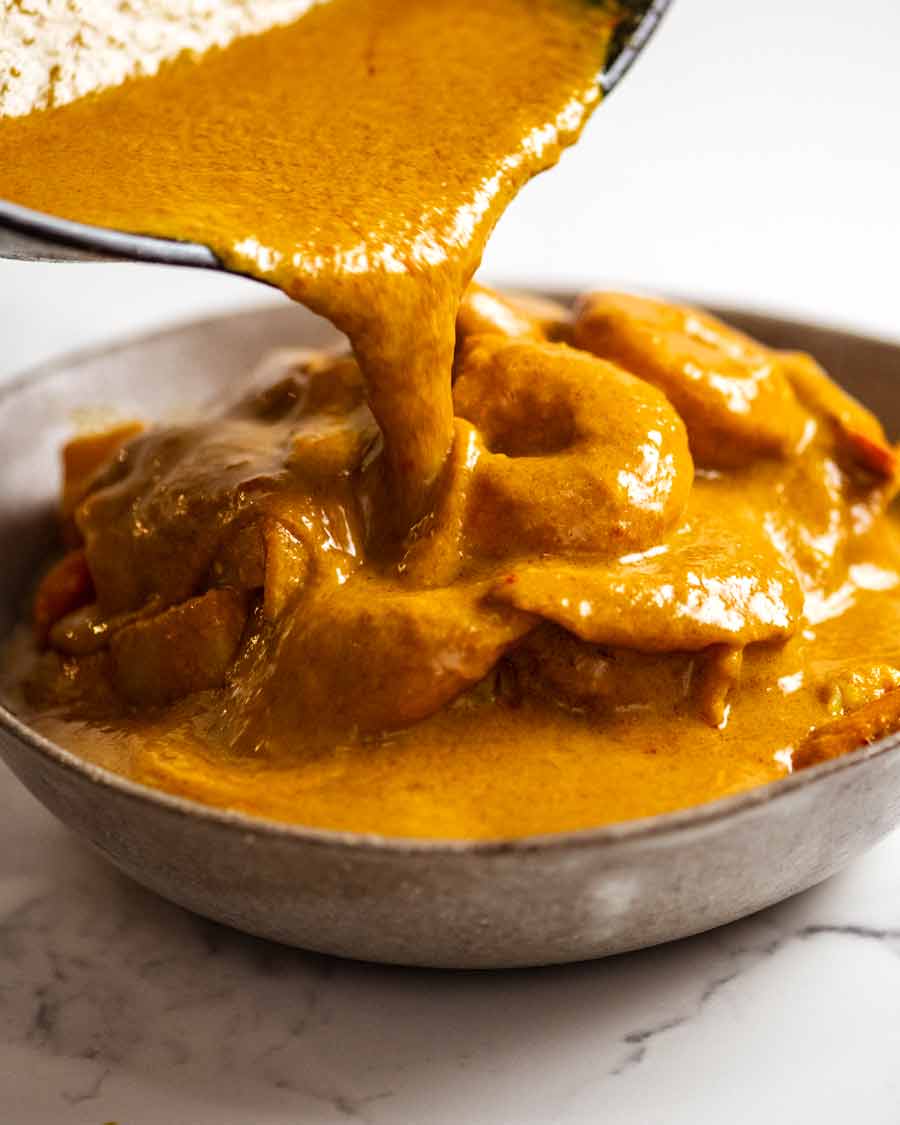 Vierta la salsa Thai Yellow Curry en un tazón