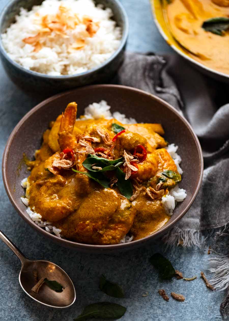 Curry amarillo tailandés sobre arroz jazmín
