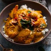 Curry amarillo tailandés sobre arroz jazmín