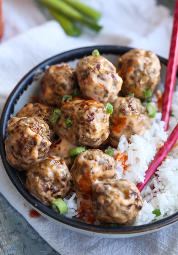 Bang bang albóndigas con arroz jazmín.