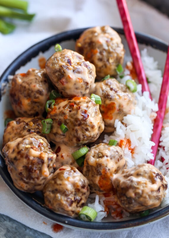 Un montón de albóndigas de cerdo y ternera con arroz.