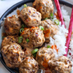Un montón de albóndigas de cerdo y ternera con arroz.