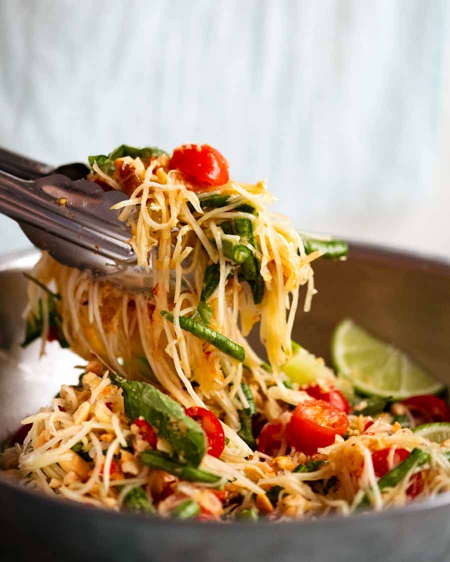 Pinzas para recoger ensalada de papaya verde recién hecha (tailandesa)