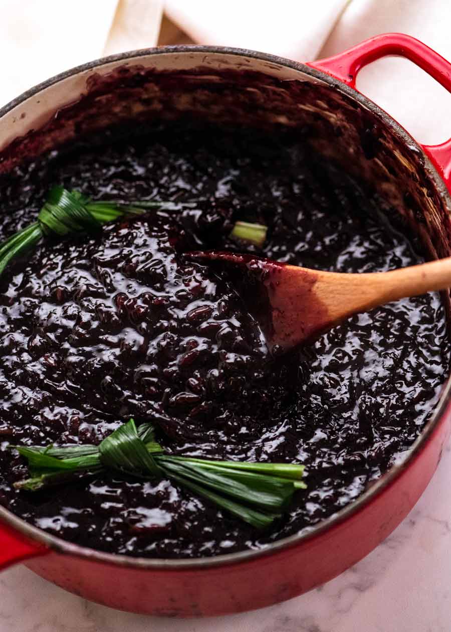 Pudín de arroz pegajoso negro tailandés recién cocinado en una olla