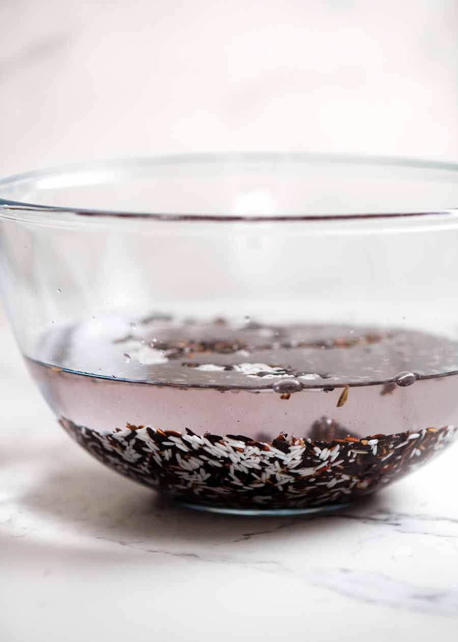 Remojar arroz pegajoso para el pudín de arroz pegajoso negro tailandés