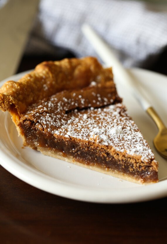 Rebanada de pastel de ajedrez de chocolate en un plato