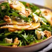 Cerrar foto de ensalada de pera con queso azul y rúcula rúcula
