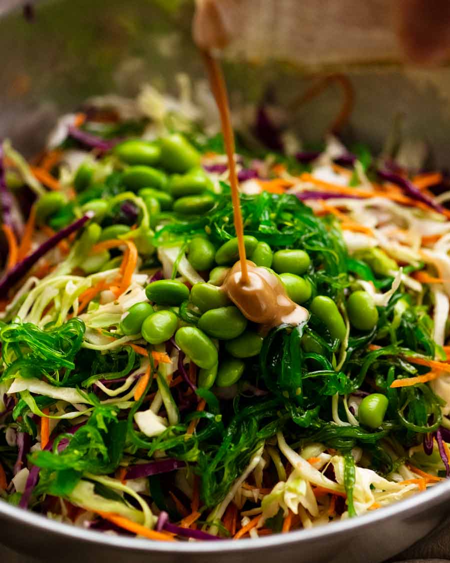 Verter el aderezo sobre repollo japonés - Chargrill Charlie's Copycat